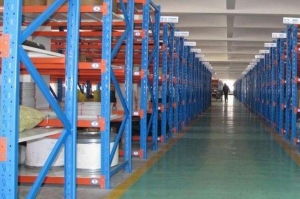 山东货架生产设计的仓储货架主要是区别于超市货架，超市货架除具有存储功能外，另一重要的功能即是展示作用